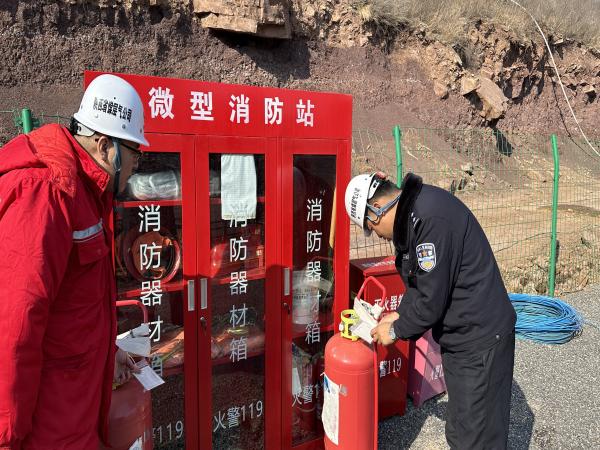 钻采分公司：王峰派出所到韩城王峰3号井场开展消防安全专项行动-1.jpg