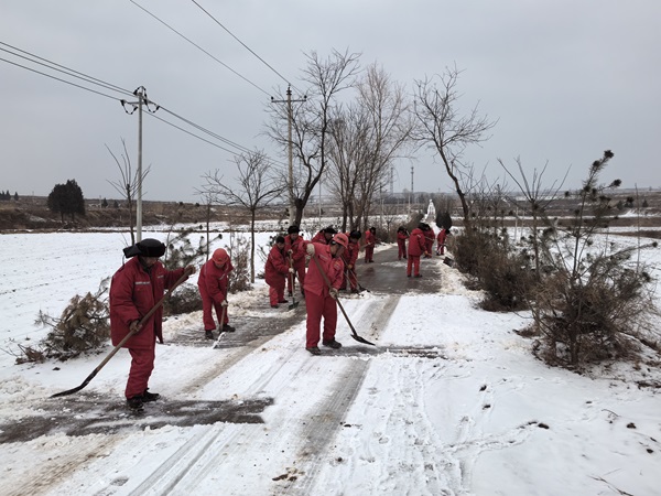 “保任务、促生产”，钻采分公司车载钻机全员进行道路清雪作业.jpg